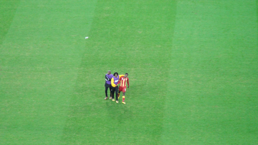 Im Moment der traurigste Fußballer des Planeten: Asamoah Gyan (r). Wann verschießt man schon mal in der 121. Minute eines WM-Viertelfinals einen Elfmeter? Im Moment der traurigste Fußballer des Planeten: Asamoah Gyan (r). Wann verschießt man schon mal in der 121. Minute eines WM-Viertelfinals einen Elfmeter?
