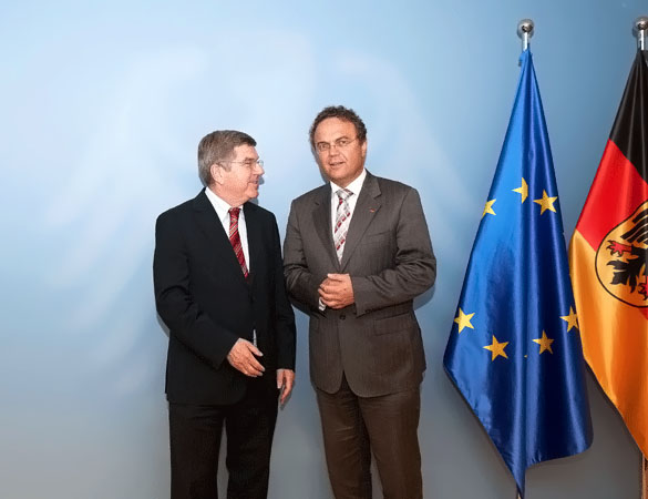 Thomas Bach zu Besuch bei Sportminister Hans-Peter Friedrich Thomas Bach zu Besuch bei Sportminister Hans-Peter Friedrich
