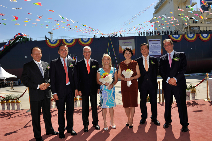 f.l.t.r.: Mr. B.W. Oh, President and CEO, Hyundai Heavy Industries; Erck Rickmers, Chairman E.R. Schiffahrt; Franz Beckenbauer; Heidi Beckenbauer; Mrs. Chung, wife of Dr.Chung; Dr. Mong-Joon Chung, son of founder HHI Ju-Yung Chung; Nicholas Teller, CEO E.R. Capital Holding. Foto: E.R. Schiffahrt, Presse