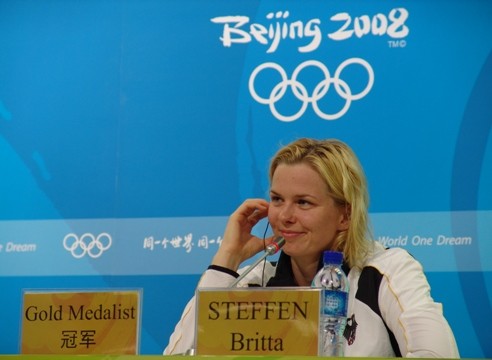 Britta Steffen auf dem Podium bei der Sieger-PK