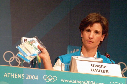 IOC-Sprecherin Giselle Davies 2004 in Athen mit den Akkreditierungen von Thanou, Kenteris und Tsekos