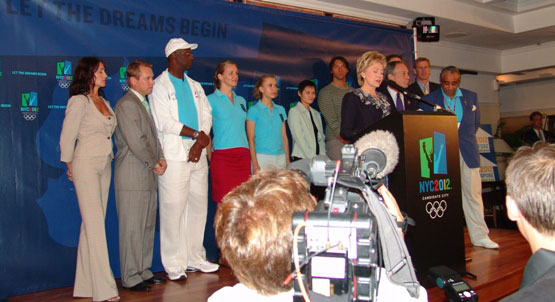 Hillary Clinton bei einem Auftritt für die "New York City 2012" Kampagne, 2005 in Singapur