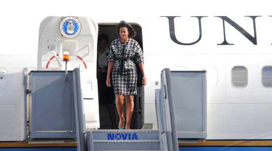 Michelle Obama entsteigt der Air Force Two