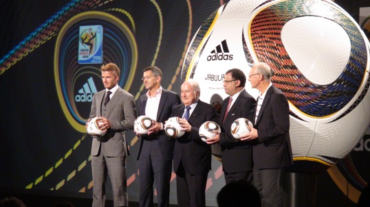 Jabulani, Spielball in den Händen von: David Beckham, Herbert Hainer, Sepp Blatter, Danny Jordaan und Franz Beckenbauer