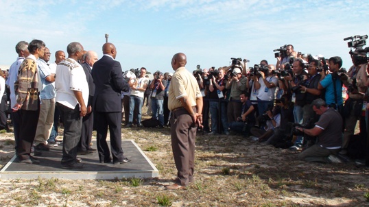 Sepp Blatter posiert mit den "Makana Five" vor den Fotografen; Robben Island, 3. Dezember 2009