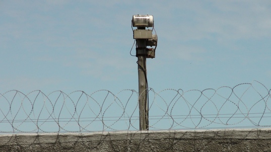 Robben Island Gefängnismauer mit Stacheldraht