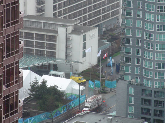 Blick auf den Eingang des IOC Hotel Vancouver