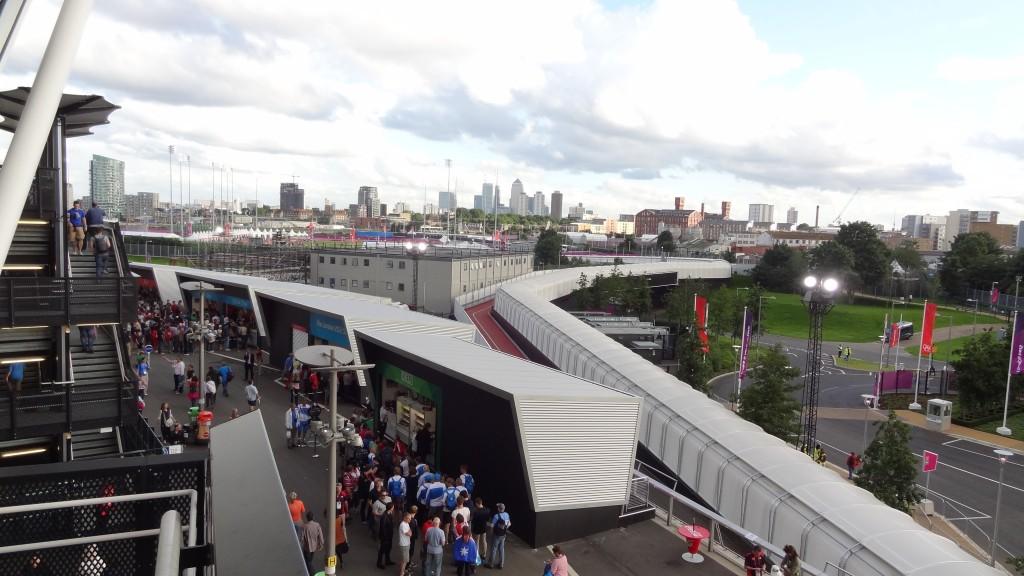 Blick auf die Londoner Skyline und das Olympia-Gelände samt 'Athletentunnel'