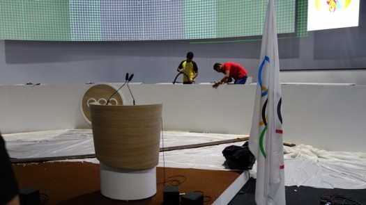 Reinigungskräfte bei der Arbeit im heiligen olympischen Tagungsraum.