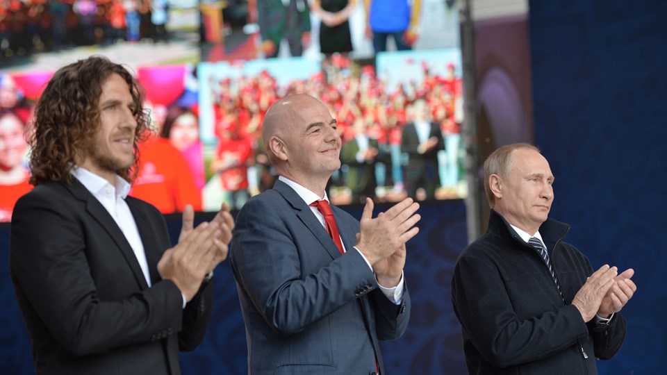 Sportkameraden Puyol, Infantino, Putin am Mittwoch in Moskau. (c) LOC 2018