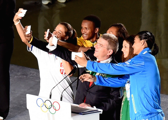 Derlei Fotos werden vom IOC immer öfter verbreitet - Thomas Bach als technikaffiner Freund der Jugend (Foto YOG)