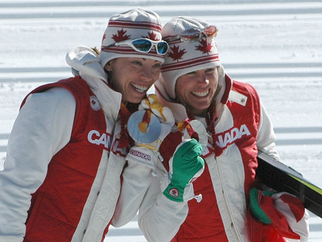 Beckie Scott und Sara Renner nach dem Teamsprint 2006 in Turin (Foto: Bjarte Hetland/CC BY 2.5)