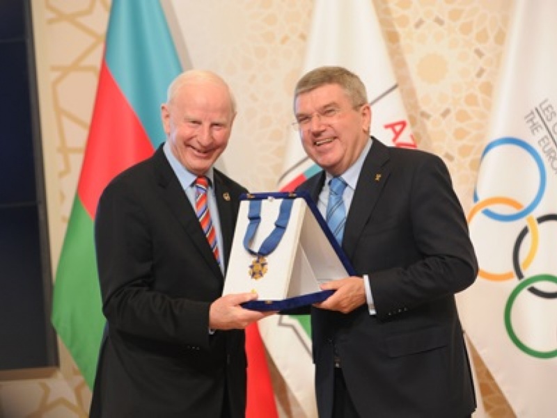 EOC President Patrick Hickey presents IOC President Thomas Bach with the EOC Order of Merit Award / Foto: EOC