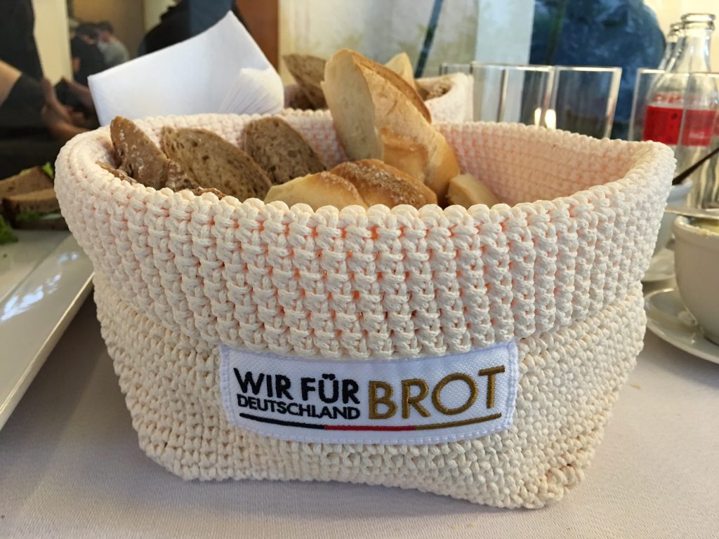 Das dunkle Brot schmeckt. Ich habe verkostet.