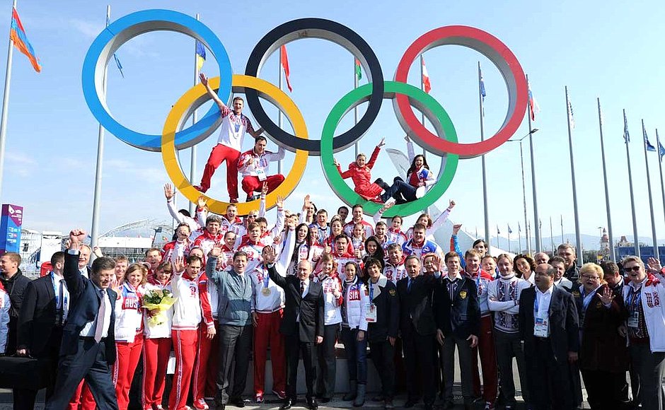 Der Boss der Bosse, Mutko, Kozak, IOC-Mitglied Schukow mit Russlands Medaillengewinnern der Sotschi-Spiele. (Foto: President of Russia)