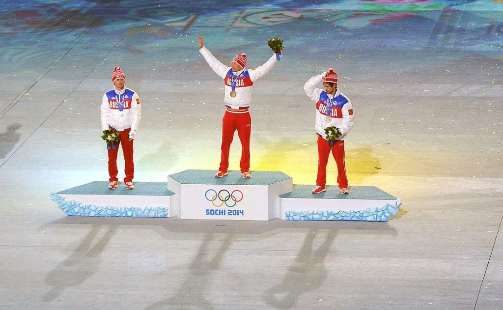 Soschi 2014, das Finale: Ein russisches Trio empfängt die Medaillen nach dem Marathon über 50 km. Alexander Legkow (M.) zieht jetzt vor den CAS. Kollege Wylegschanin ist ebenfalls suspendiert - und läuft trotzdem. (Foto: President of Russia)