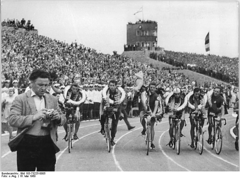 Friedensfahrt 1960, Siegerehrung DDR-Mannschaft, Schur diesmal ganz rechts. (Bundesarchiv, Bild 183-73225-0005 / CC-BY-SA 3.0)